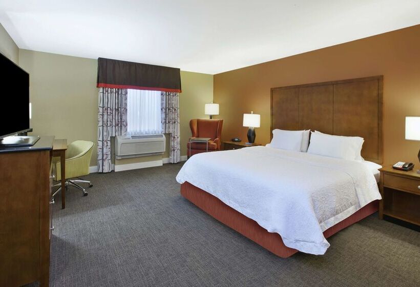 Отель Hampton Inn & Suites Wichita Northeast