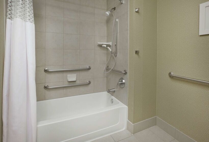 Отель Hampton Inn & Suites Wichita Northeast