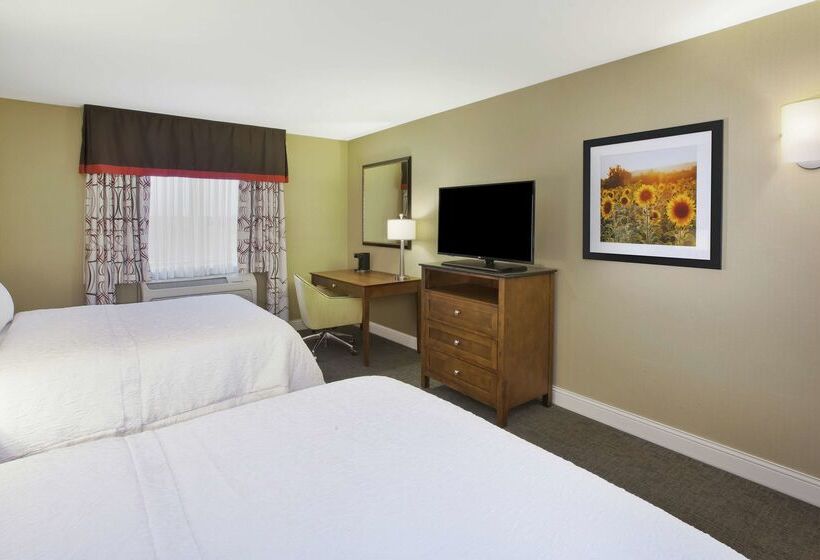Отель Hampton Inn & Suites Wichita Northeast