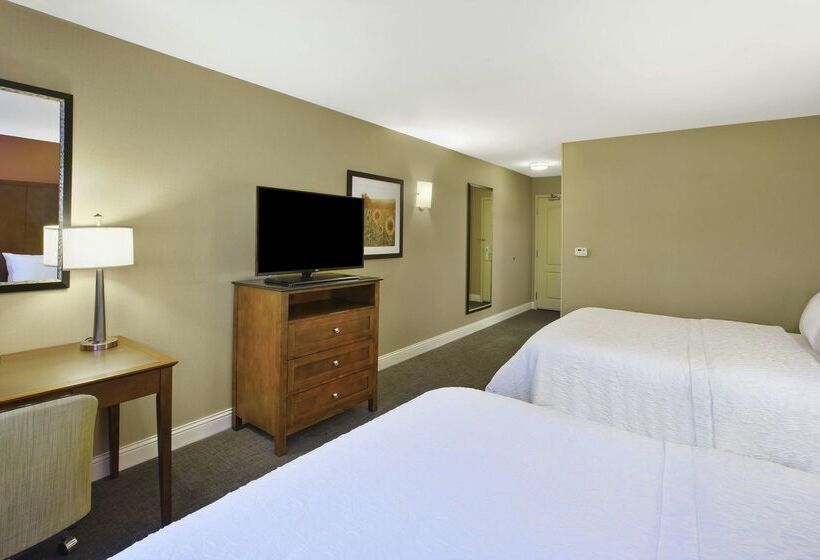 Отель Hampton Inn & Suites Wichita Northeast