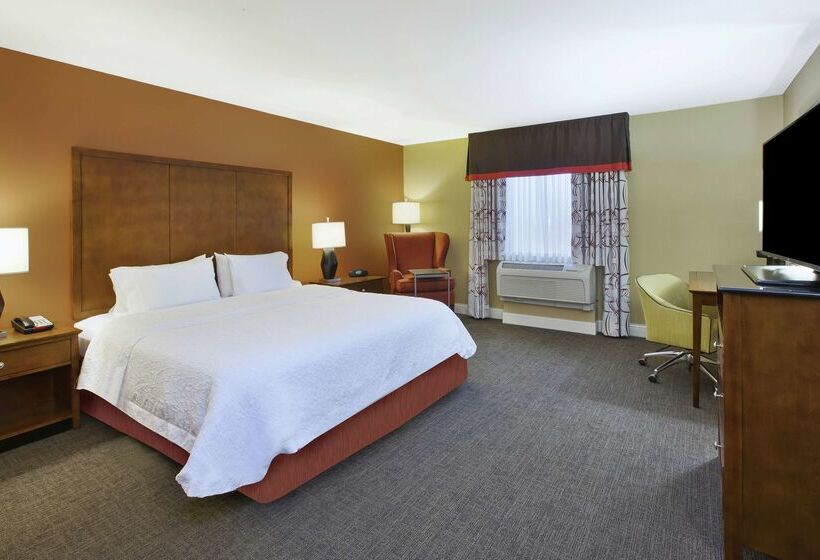 Отель Hampton Inn & Suites Wichita Northeast