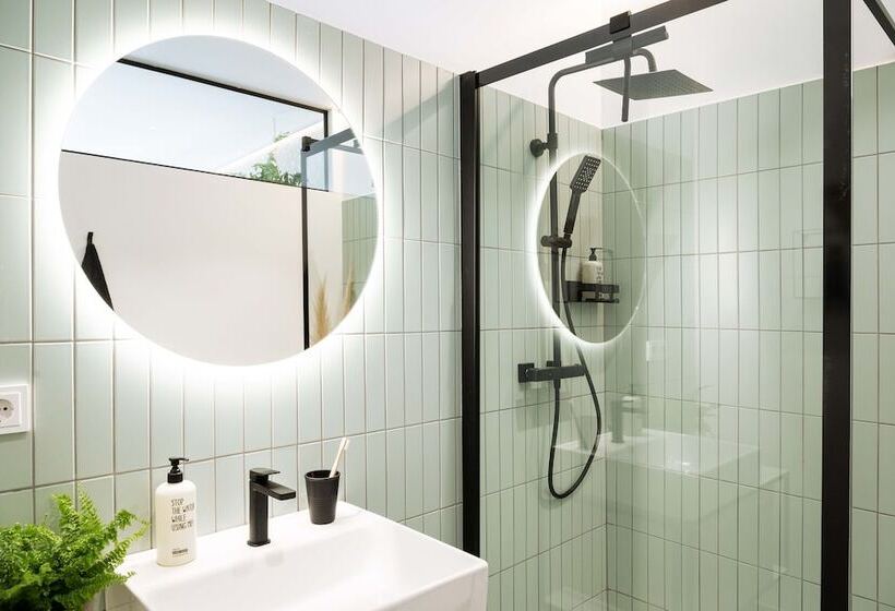 هتل Urban Jungle Apartments