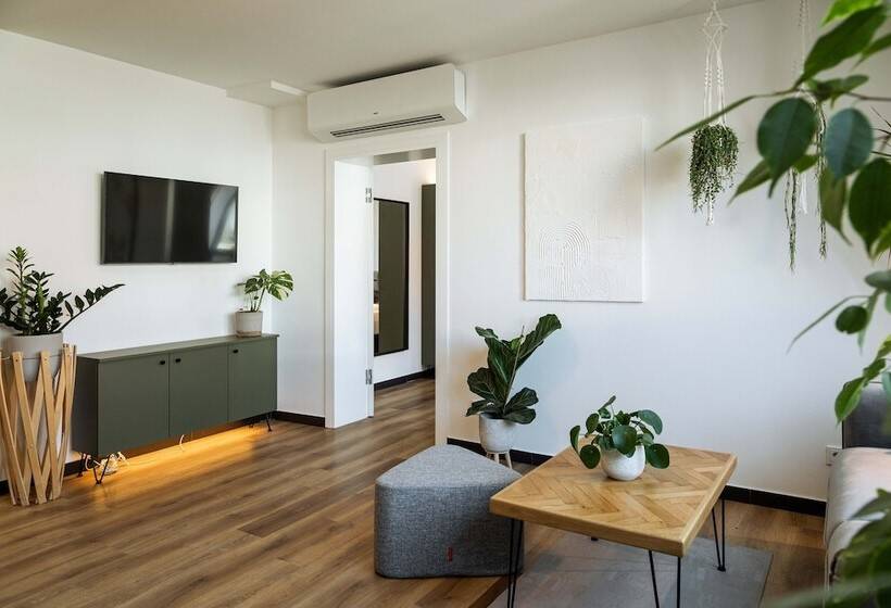 هتل Urban Jungle Apartments