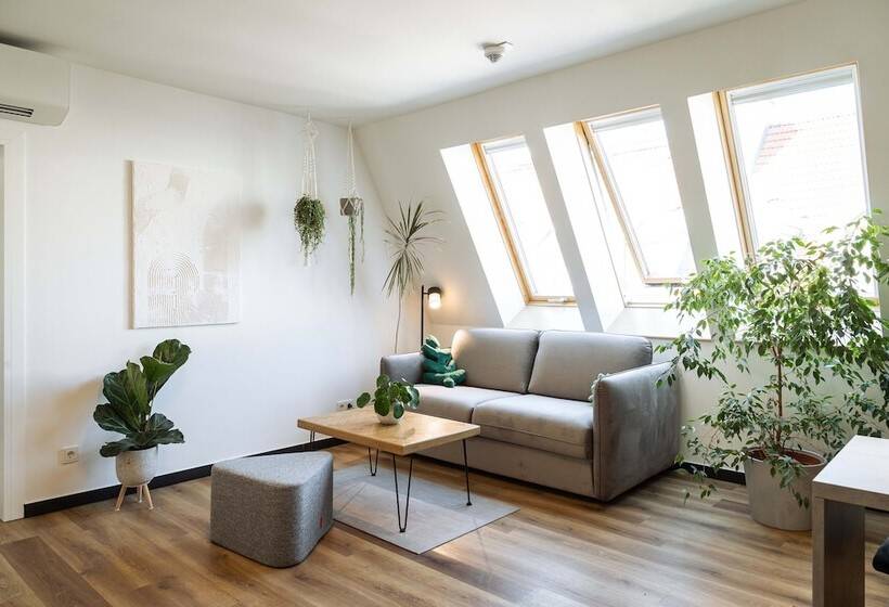 هتل Urban Jungle Apartments