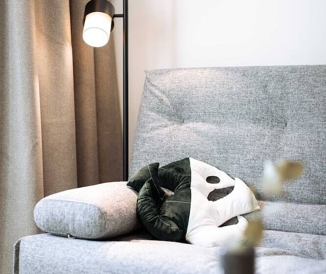 هتل Urban Jungle Apartments