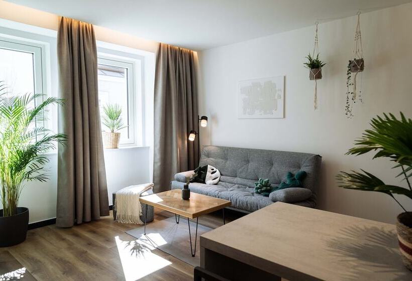 هتل Urban Jungle Apartments