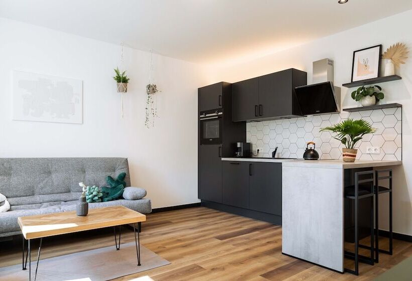 هتل Urban Jungle Apartments