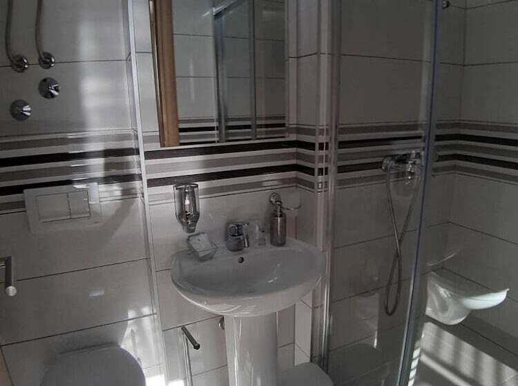 مسافرخانه Carol Rooms