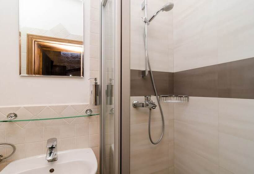 Хостел Eddie's Sea View Rooms Old Town