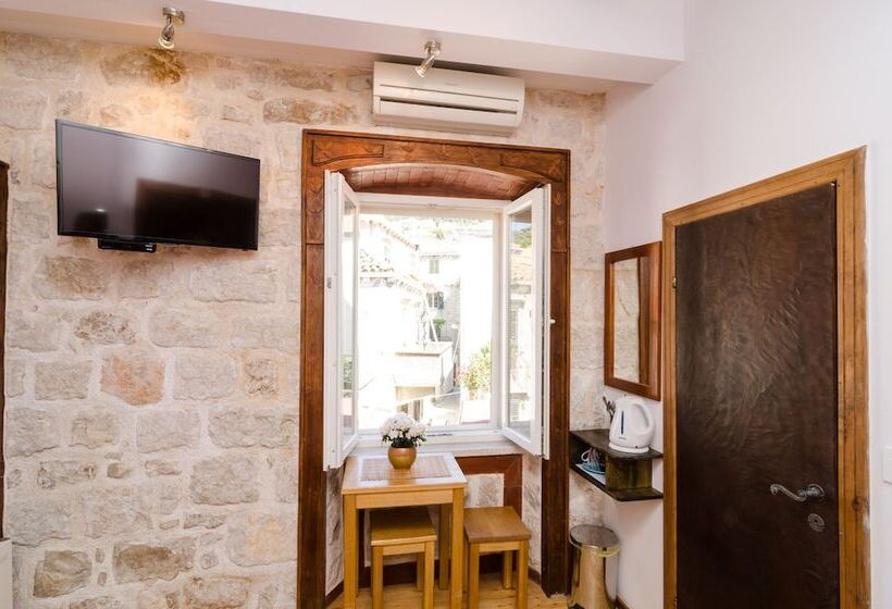 Хостел Eddie's Sea View Rooms Old Town