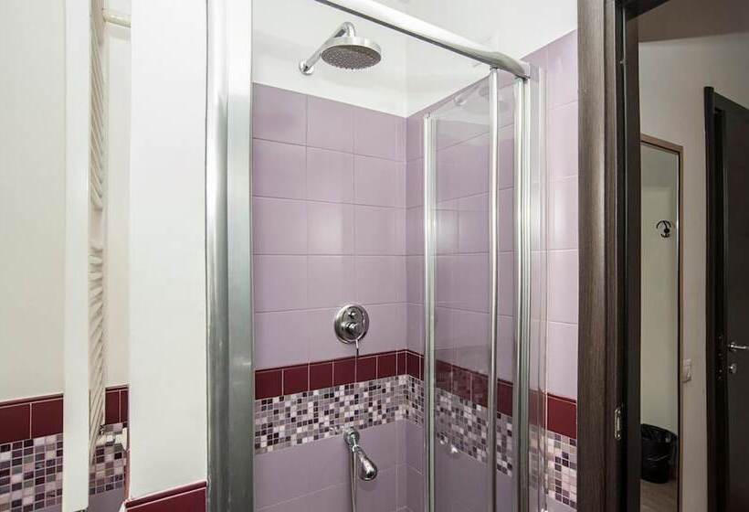 مسافرخانه Flowerome