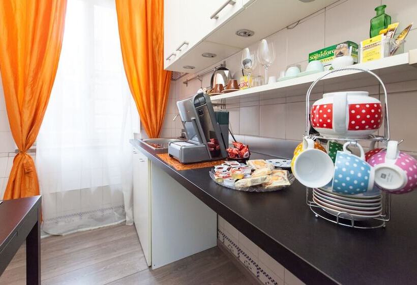 مسافرخانه Town House Fontana Di Trevi