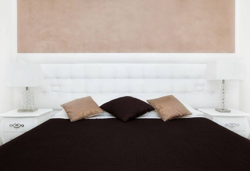 مسافرخانه Town House Fontana Di Trevi