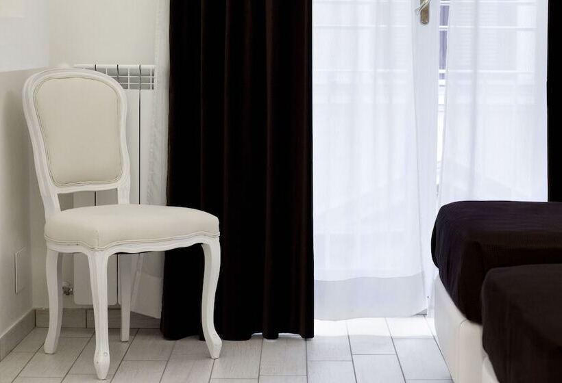 مسافرخانه Town House Fontana Di Trevi