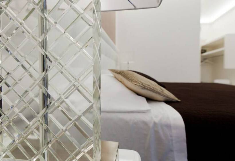 مسافرخانه Town House Fontana Di Trevi