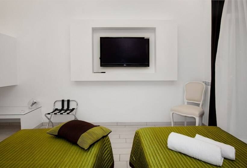 مسافرخانه Town House Fontana Di Trevi