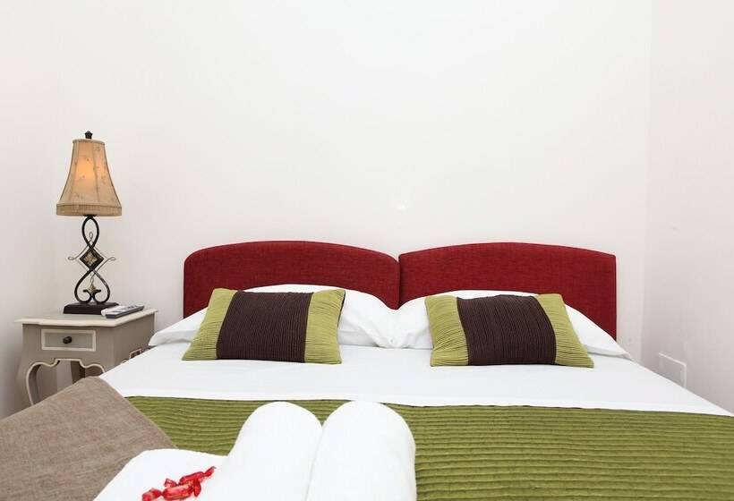 مسافرخانه Town House Fontana Di Trevi