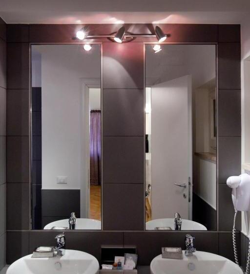 مسافرخانه Town House Fontana Di Trevi