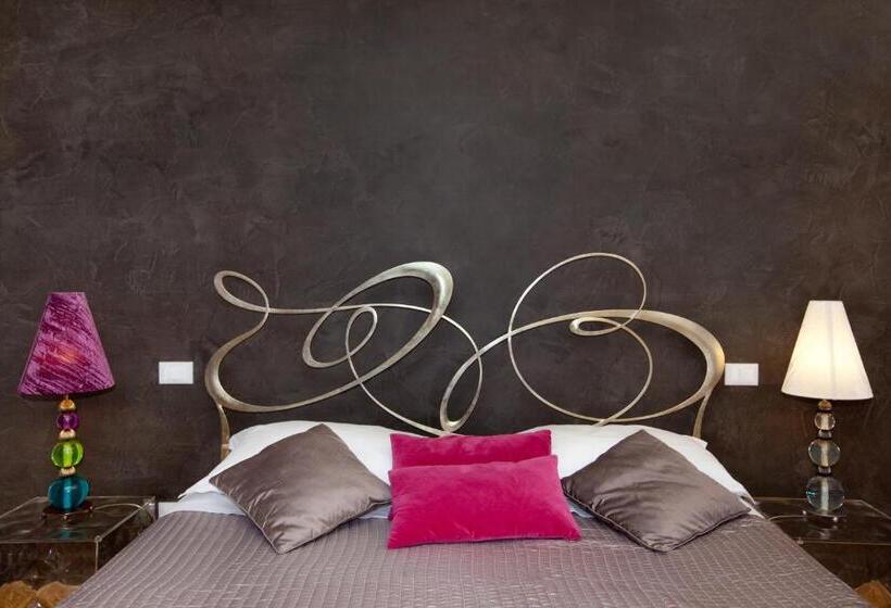 مسافرخانه Town House Fontana Di Trevi