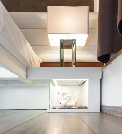 مسافرخانه Town House Fontana Di Trevi