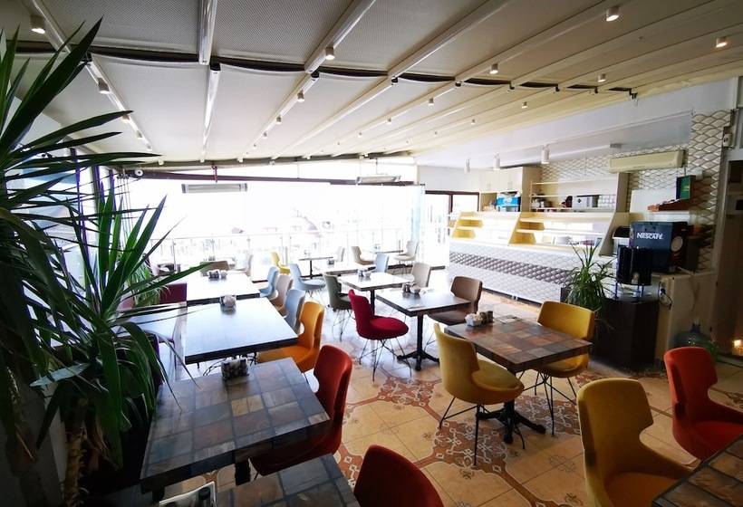 هتل Broken Column