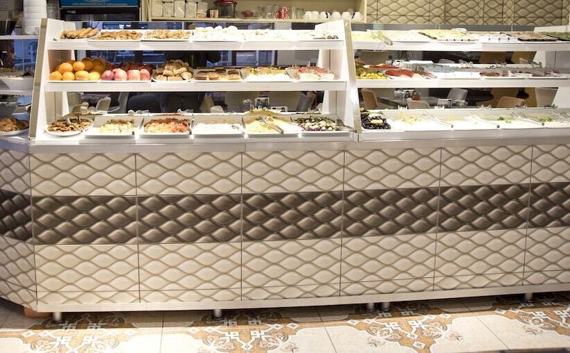 هتل Broken Column