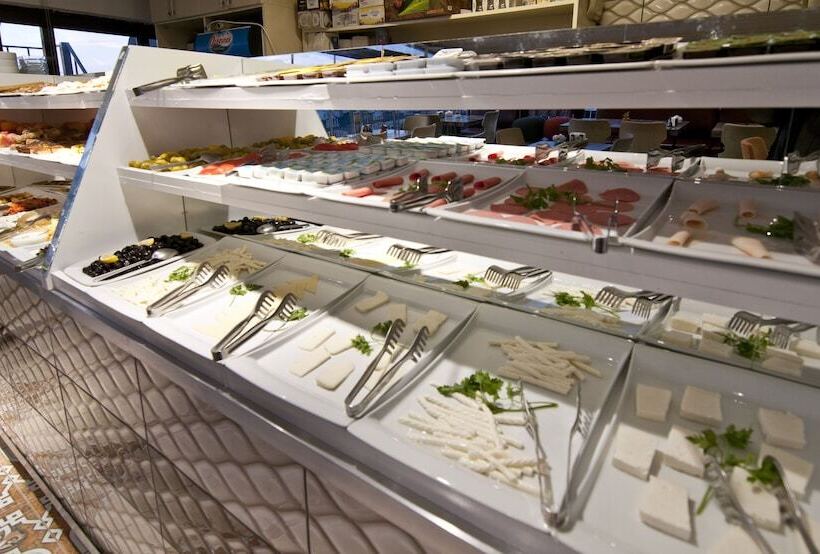 هتل Broken Column