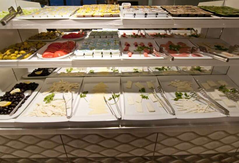 هتل Broken Column