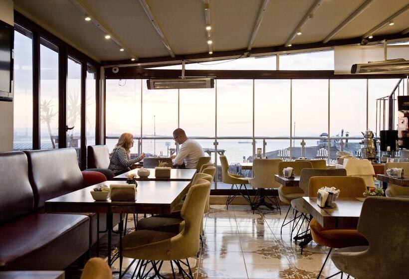 هتل Broken Column