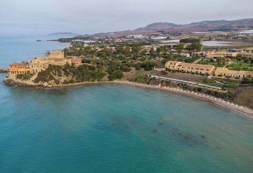 בית מלון כפרי Falconara Greenblu Resort