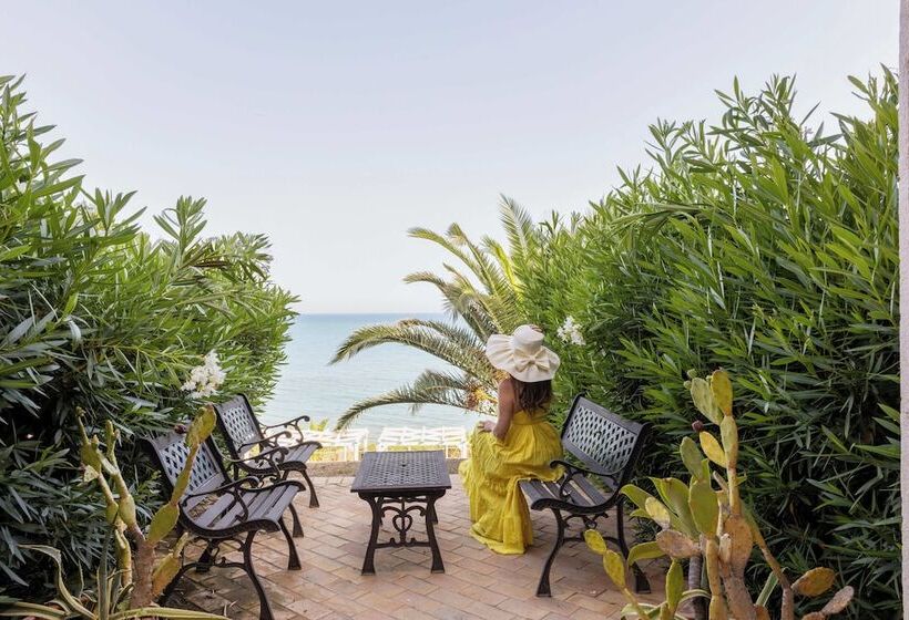 בית מלון כפרי Falconara Greenblu Resort