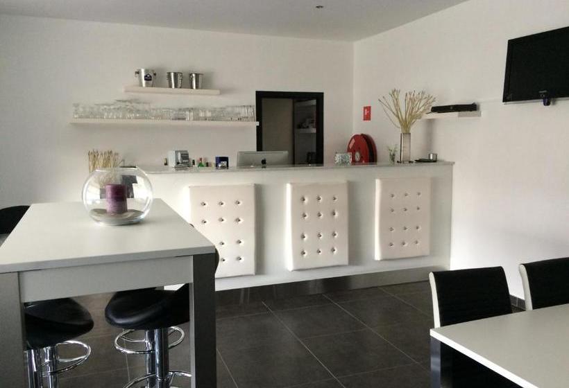 Отель Shelter Rooms