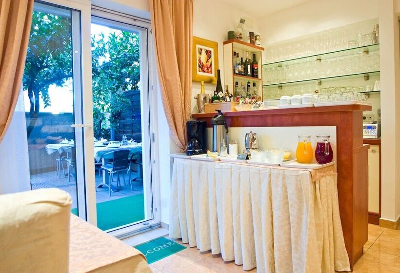 هتل Villa Midea