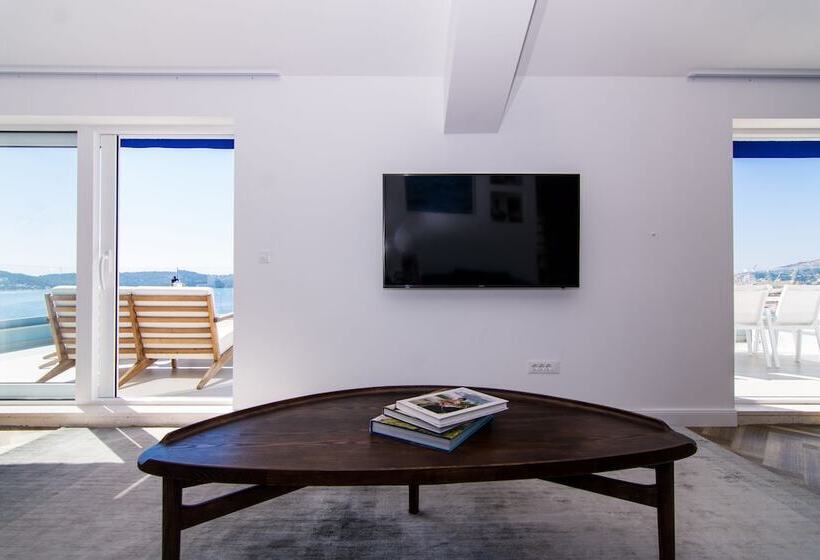 Seafront Luxury Apartments Fun