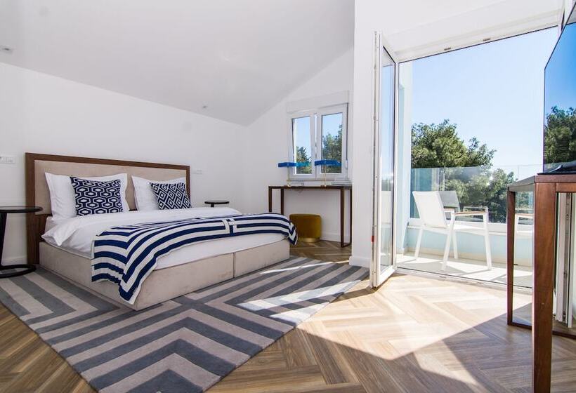 Seafront Luxury Apartments Fun