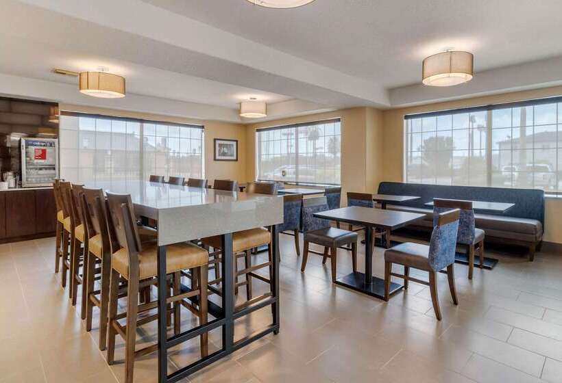 Отель Comfort Suites Baytown I   10