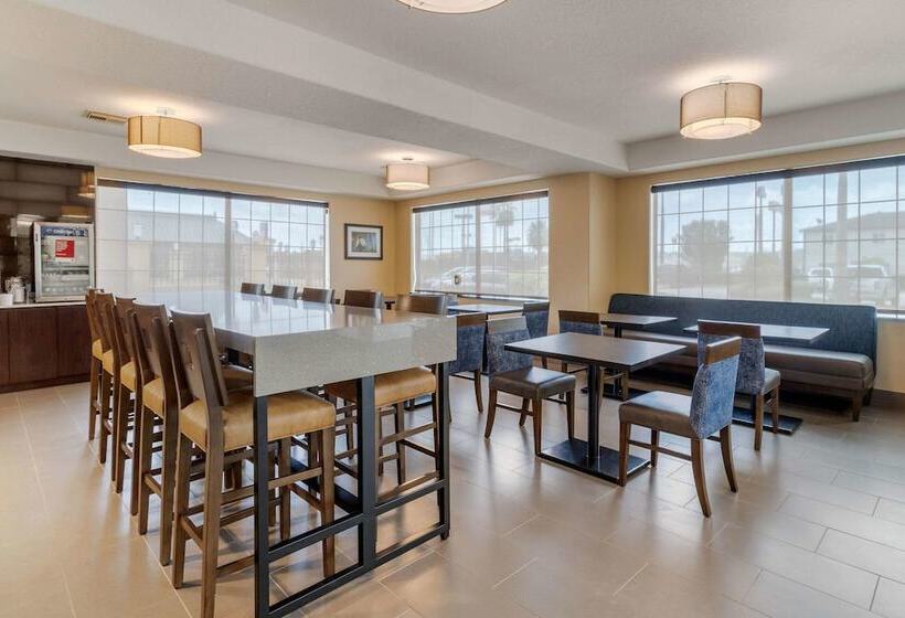 Отель Comfort Suites Baytown I   10