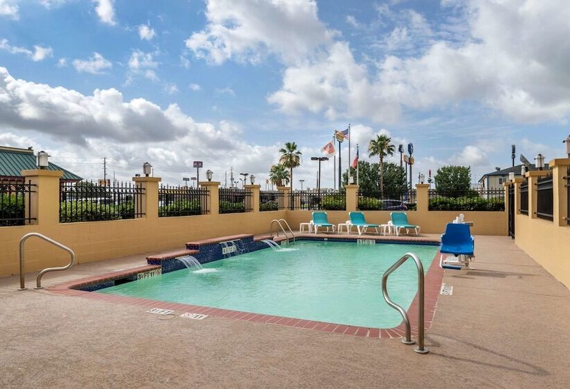 Отель Comfort Suites Baytown I   10