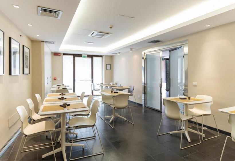 فندق El Homs Palace