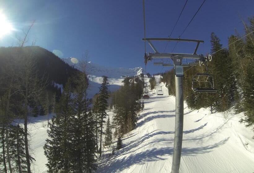 בית מלון כפרי Fernie Slopeside Lodge