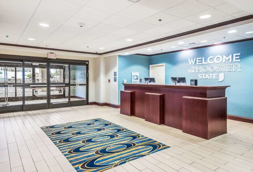 هتل Hampton Inn Greenfield