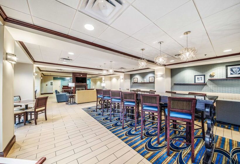 هتل Hampton Inn Greenfield