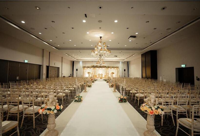 هتل Hilton London Syon Park