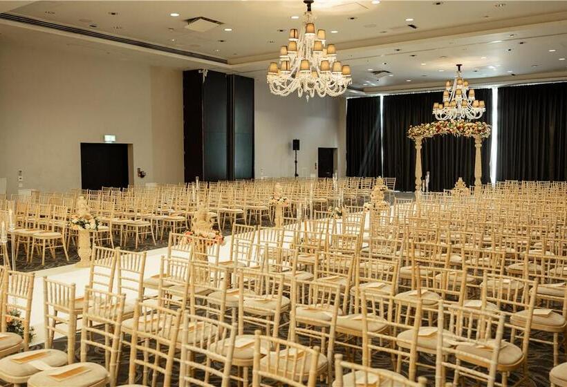 هتل Hilton London Syon Park