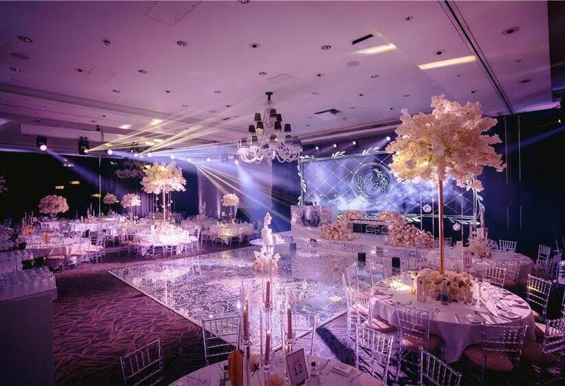 هتل Hilton London Syon Park