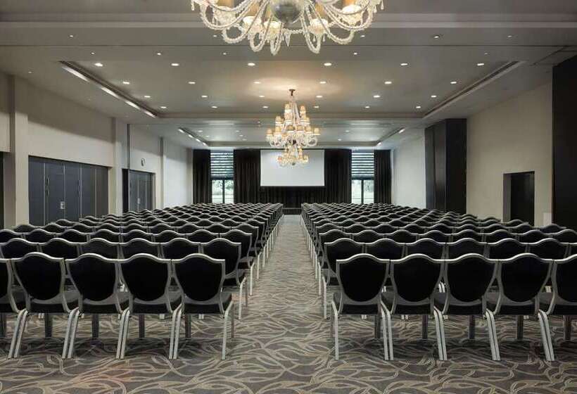 هتل Hilton London Syon Park