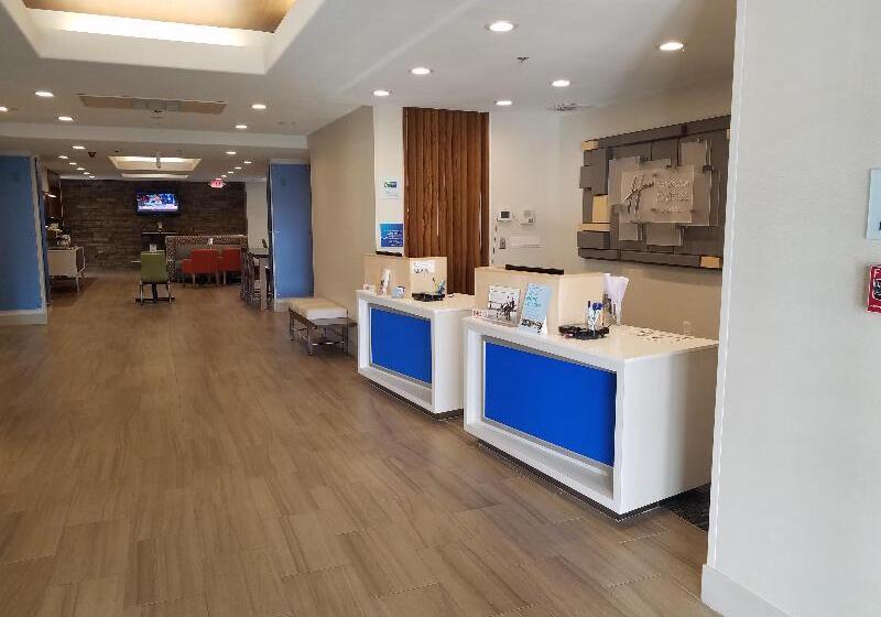 호텔 Holiday Inn Express & Suites Dinuba West, An Ihg