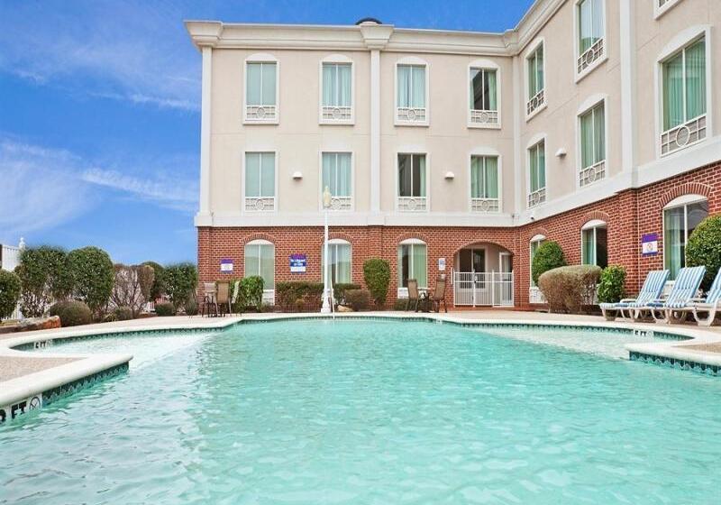 Отель Holiday Inn Express & Suites Waxahachie, An Ihg