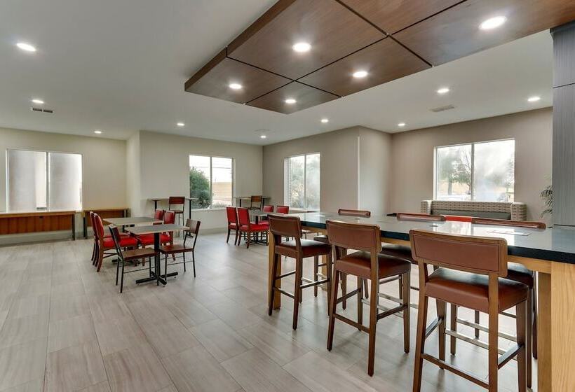 Отель Holiday Inn Express & Suites Waxahachie, An Ihg