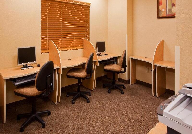 فندق Holiday Inn Express Saltillo Zona Aeropuerto, An Ihg